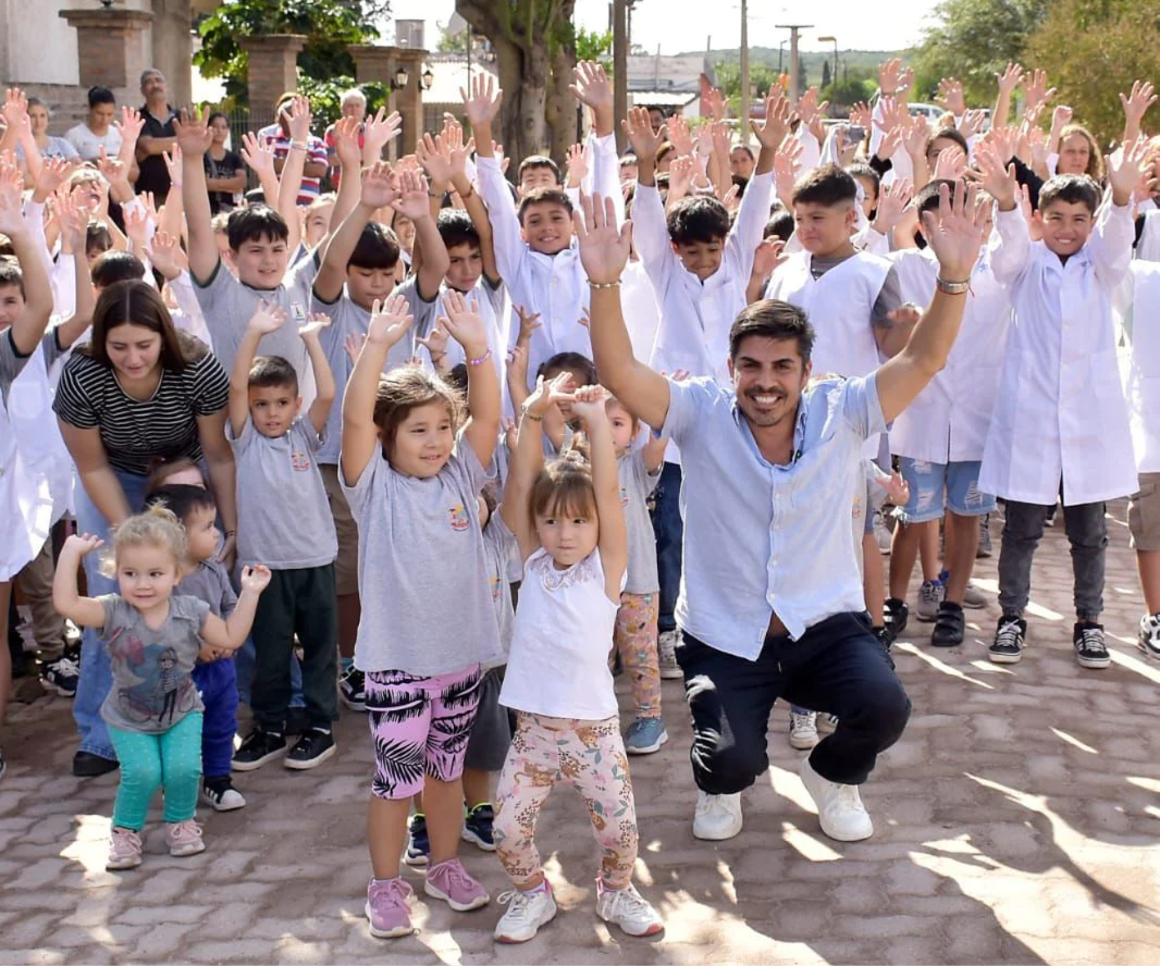 MARIO RIVAROLA INAUGURA ADOQUINES EN EMBALSE